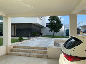 HERMOSA CASA EN VENTA EN BALCONES DE JURIQUILLA