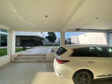 HERMOSA CASA EN VENTA EN BALCONES DE JURIQUILLA