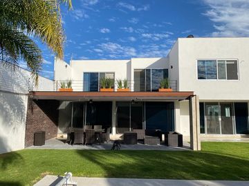 HERMOSA CASA EN VENTA EN BALCONES DE JURIQUILLA