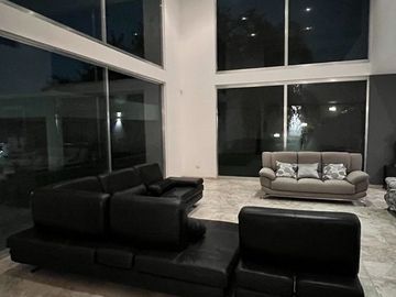 HERMOSA CASA EN VENTA EN BALCONES DE JURIQUILLA