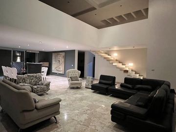 HERMOSA CASA EN VENTA EN BALCONES DE JURIQUILLA