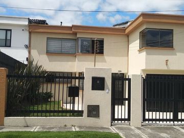 VENDO CASA REMODELADA - PONTEVEDRA - BOGOTÁ - 290 M2