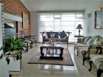 VENDO CASA REMODELADA - PONTEVEDRA - BOGOTÁ - 290 M2