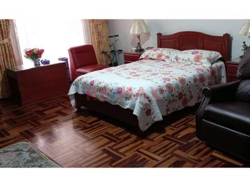 CASA EN VENTA DE 3 PISOS EN URB. PRIMAVERA FRENTE A PARQUE  261M2