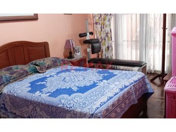 CASA EN VENTA DE 3 PISOS EN URB. PRIMAVERA FRENTE A PARQUE  261M2