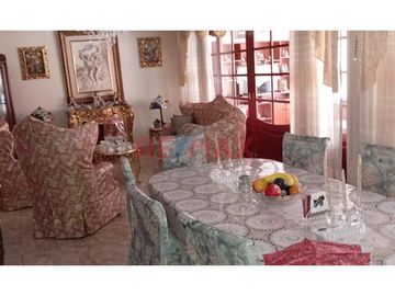 CASA EN VENTA DE 3 PISOS EN URB. PRIMAVERA FRENTE A PARQUE  261M2