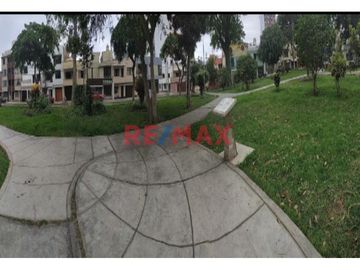 CASA EN VENTA DE 3 PISOS EN URB. PRIMAVERA FRENTE A PARQUE  261M2