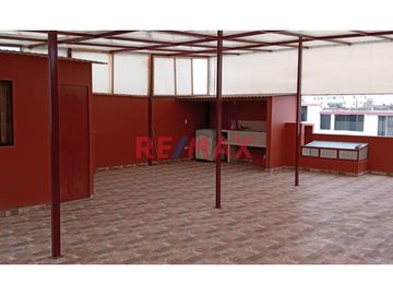 CASA EN VENTA DE 3 PISOS EN URB. PRIMAVERA FRENTE A PARQUE  261M2