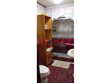 CASA EN VENTA DE 3 PISOS EN URB. PRIMAVERA FRENTE A PARQUE  261M2