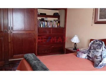 CASA EN VENTA DE 3 PISOS EN URB. PRIMAVERA FRENTE A PARQUE  261M2