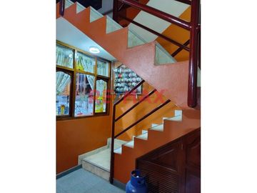 CASA EN VENTA DE 3 PISOS EN URB. PRIMAVERA FRENTE A PARQUE  261M2