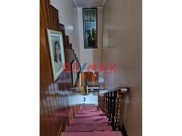 CASA EN VENTA DE 3 PISOS EN URB. PRIMAVERA FRENTE A PARQUE  261M2