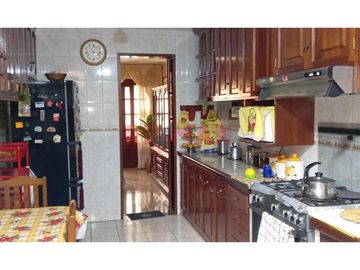 CASA EN VENTA DE 3 PISOS EN URB. PRIMAVERA FRENTE A PARQUE  261M2