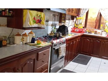 CASA EN VENTA DE 3 PISOS EN URB. PRIMAVERA FRENTE A PARQUE  261M2