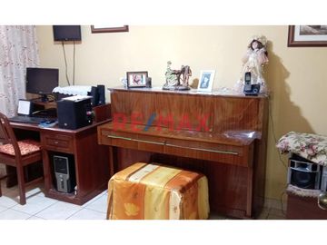 CASA EN VENTA DE 3 PISOS EN URB. PRIMAVERA FRENTE A PARQUE  261M2
