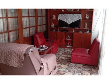 CASA EN VENTA DE 3 PISOS EN URB. PRIMAVERA FRENTE A PARQUE  261M2