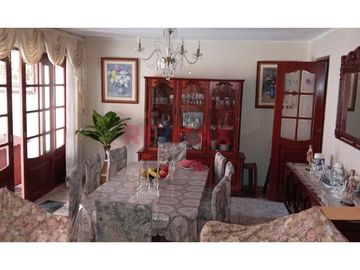 CASA EN VENTA DE 3 PISOS EN URB. PRIMAVERA FRENTE A PARQUE  261M2