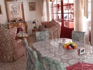 CASA EN VENTA DE 3 PISOS EN URB. PRIMAVERA FRENTE A PARQUE  261M2