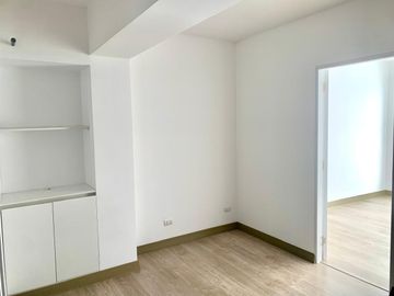 ALQUILER DE OFICINA 29 m² BARRANCO LIMITE MIRAFLORES, EDIFICIO EMPRESARIAL