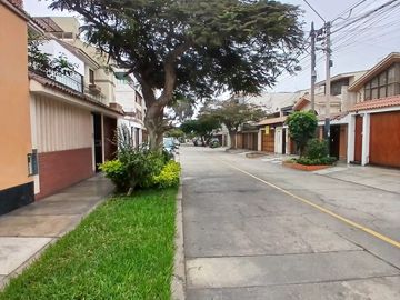 ✨ ¡Vive la Casa de tus Sueños en la Exclusiva Urb. La Calesa, Surco! ✨