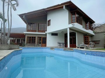 Vendo Hermosa Casa con Piscina en Rinconada del Lago