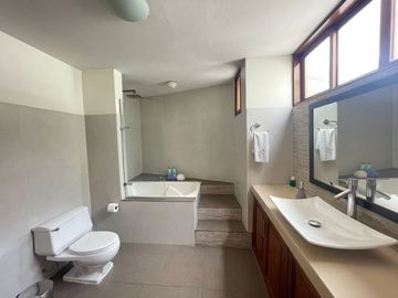 Vendo Hermosa Casa con Piscina en Rinconada del Lago