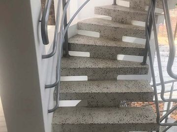 SOLÍS VENDE CASA DE 4 PISOS CON PISCINA EN BAÑOS DEL INCA
