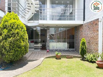 SOLÍS VENDE CASA DE 4 PISOS CON PISCINA EN BAÑOS DEL INCA