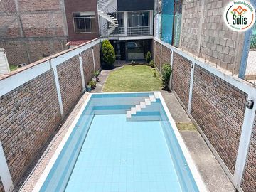 SOLÍS VENDE CASA DE 4 PISOS CON PISCINA EN BAÑOS DEL INCA
