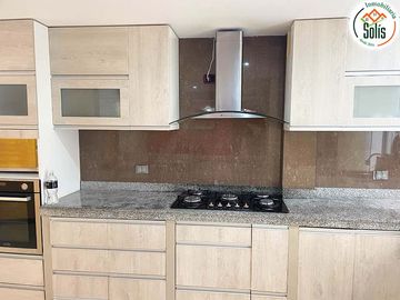 SOLÍS VENDE CASA DE 4 PISOS CON PISCINA EN BAÑOS DEL INCA