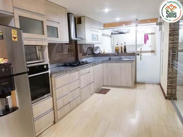 SOLÍS VENDE CASA DE 4 PISOS CON PISCINA EN BAÑOS DEL INCA