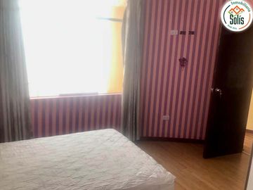 SOLÍS VENDE CASA DE 4 PISOS CON PISCINA EN BAÑOS DEL INCA
