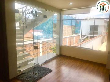 SOLÍS VENDE CASA DE 4 PISOS CON PISCINA EN BAÑOS DEL INCA