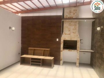 SOLÍS VENDE CASA DE 4 PISOS CON PISCINA EN BAÑOS DEL INCA