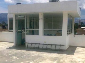 SOLÍS VENDE CASA DE 4 PISOS CON PISCINA EN BAÑOS DEL INCA