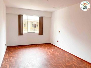 SOLÍS VENDE APARTAMENTO CON COCHERA EN URB EL INGENIO, CAJAMARCA.