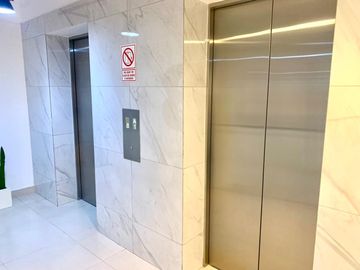 VENTA DE OFICINA 29 m² BARRANCO LIMITE MIRAFLORES, EDIFICIO EMPRESARIAL
