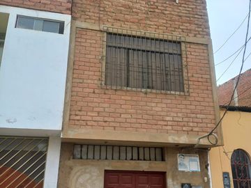 VENDO CASA DE 2 PISOS + AZOTEA EN TRUJILLO