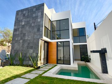 MODERNA CASA CON ALBERCA EN PRIVADA