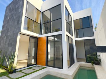 MODERNA CASA CON ALBERCA EN PRIVADA