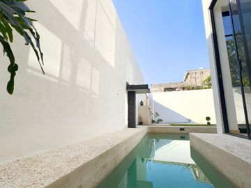 MODERNA CASA CON ALBERCA EN PRIVADA