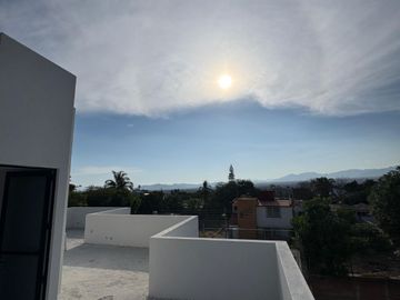 MODERNA CASA CON ALBERCA EN PRIVADA