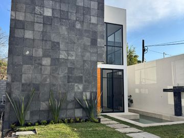 MODERNA CASA CON ALBERCA EN PRIVADA