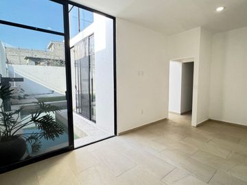 MODERNA CASA CON ALBERCA EN PRIVADA