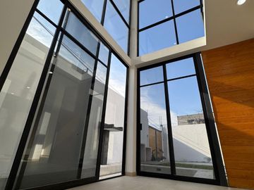 MODERNA CASA CON ALBERCA EN PRIVADA