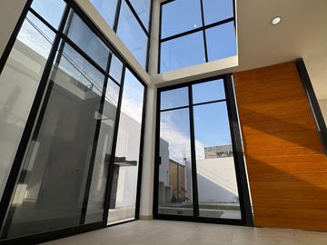 MODERNA CASA CON ALBERCA EN PRIVADA
