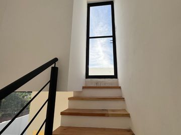 MODERNA CASA CON ALBERCA EN PRIVADA
