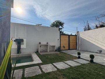 MODERNA CASA CON ALBERCA EN PRIVADA