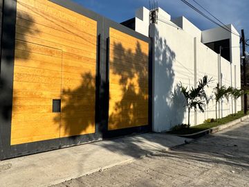 MODERNA CASA CON ALBERCA EN PRIVADA
