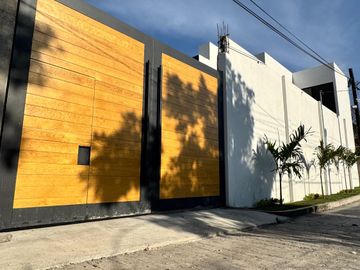 MODERNA CASA CON ALBERCA EN PRIVADA